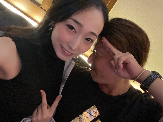 デビュー当時お世話になったPが 10周年＆引退のお祝いに来てくれた！ 明日からだけどちょいフライング(笑 お祝い営業一番最初のお客さんだよーヾ( '&omega;')ノ https://t.co/CfwUR5E6