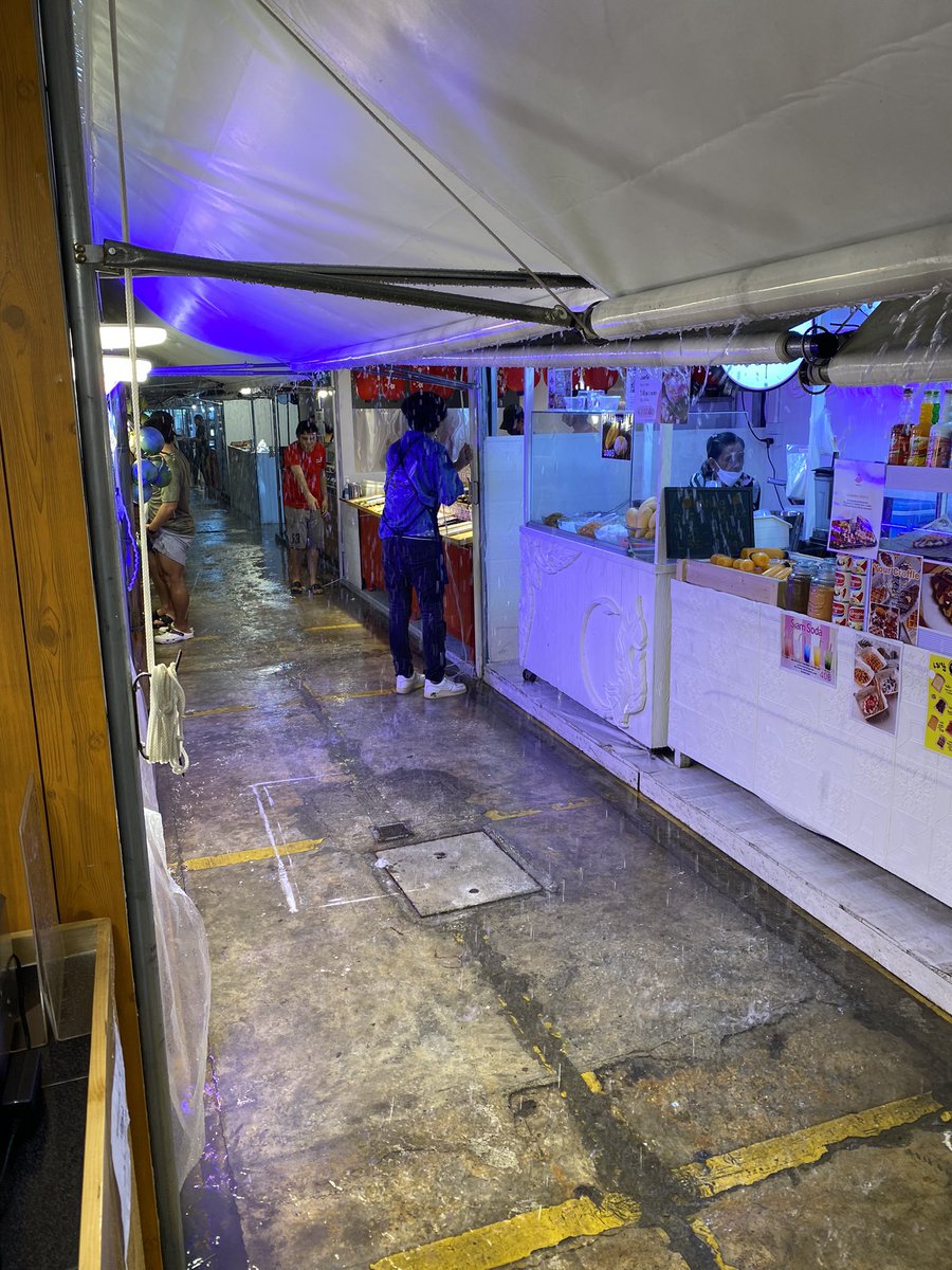 gaia16101's tweet photo. 到着と同時に豪雨
今日に限って雨季忘れてた... https://t.co/GtKj7HN8d3