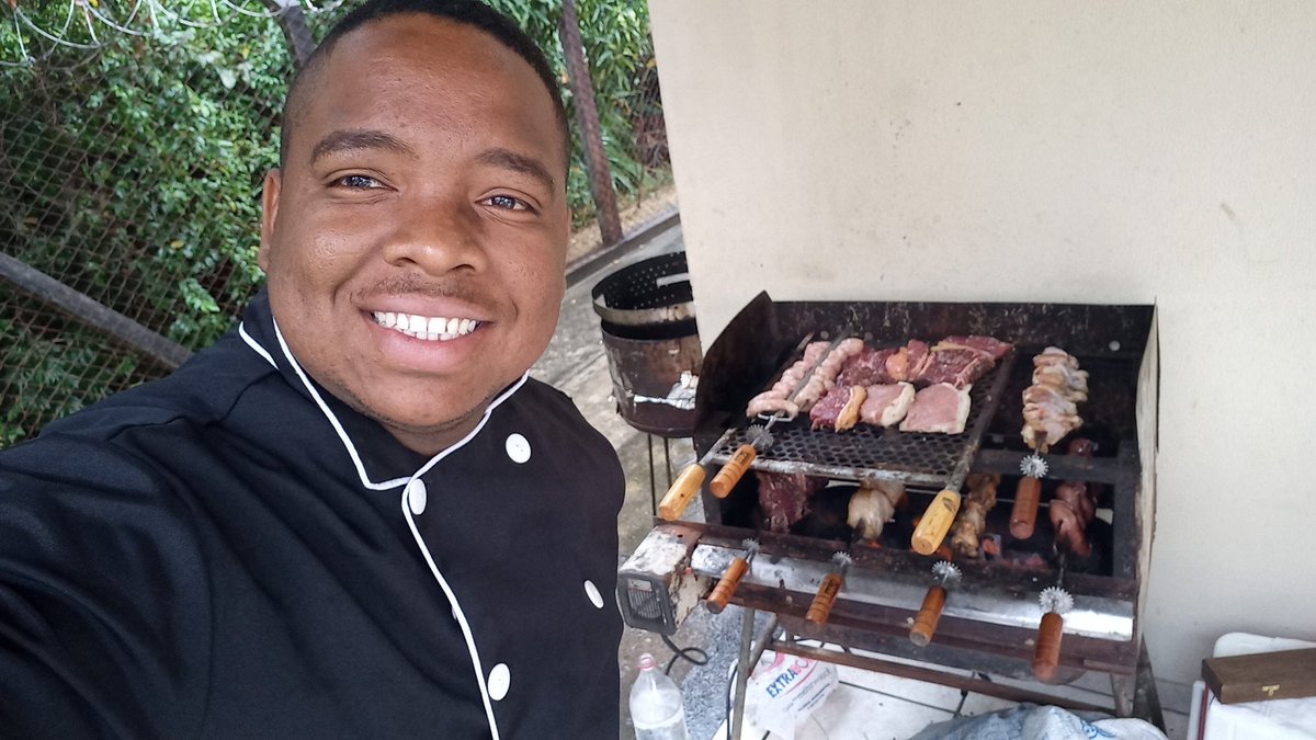 Thayronii's tweet photo. Olha a Família Monteiro aí 🙅🏿🍖🍗🤤
Gra��as a Deus🙌🏿 mais um Churrasco. https://t.co/l3L4qpAT5l