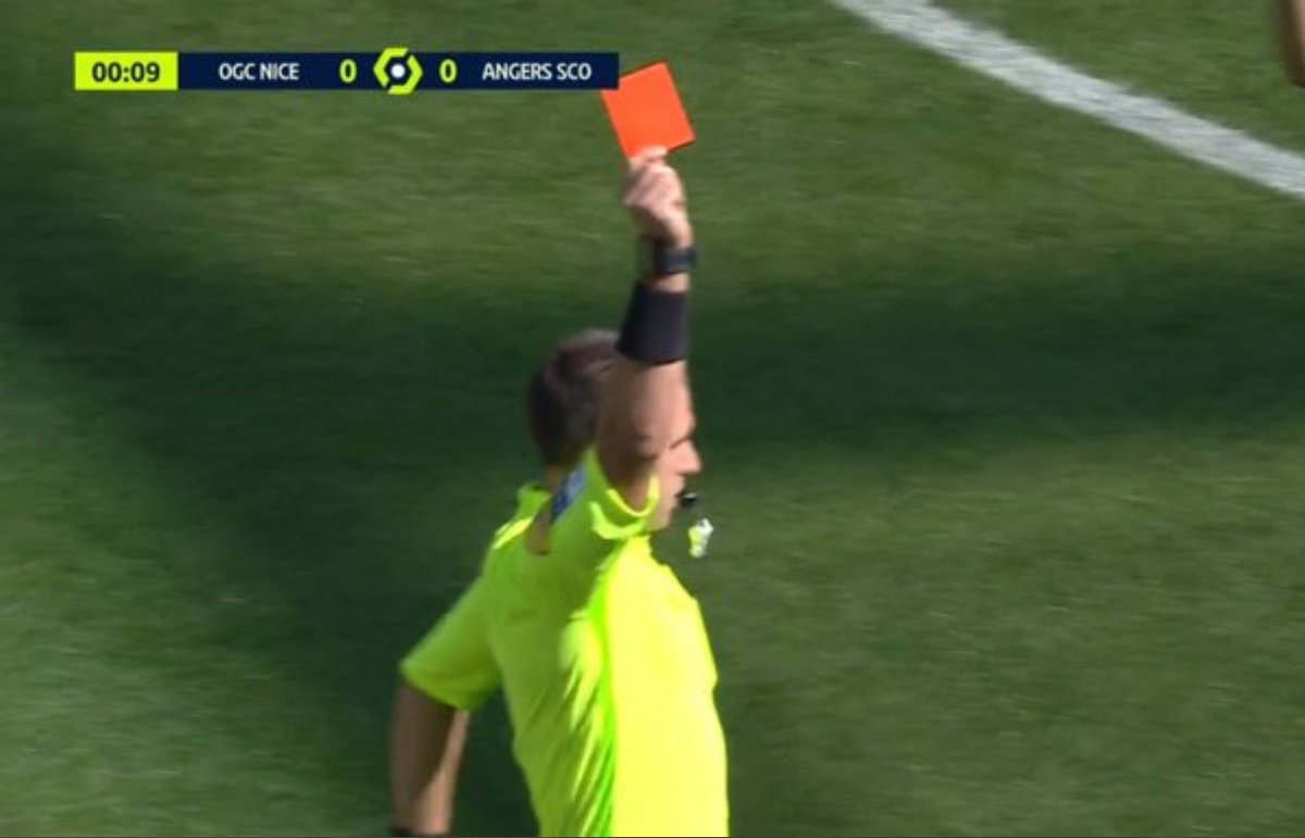 RMCsport's tweet photo. 🟥 Vous ne rêvez pas, le tableau d'affichage indique bien 9 secondes de jeu. Le temps pour Jean-Clair Todibo de se faire expulser. #OGCNSCO https://t.co/6RrK3DeLMT