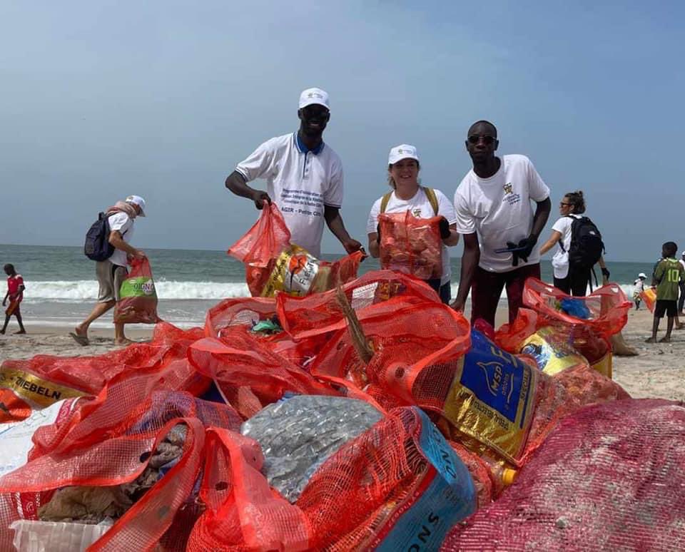 endaenergylinks's tweet photo. Mention spéciale également au consortium Enda Energie, JVE SENEGAL #IPSIA qui a noué un solide partenariat avec l'@ueausenegal pour impulser une conscience citoyenne durable au niveau de la population en matière de protection de l’environnement et de gestion des déchets de plage https://t.co/wPVWYfep5O