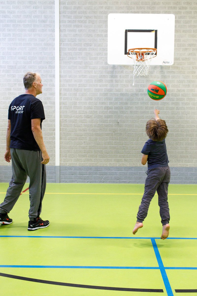 EvaOosters's tweet photo. Nog meer blije gezichten dit weekend!  🏀 We deelden vrijdag 900 (!) basketballen uit in Utrecht, een cadeau ter ere van de 900e verjaardag van onze stad. Natuurlijk heel erg goed voor de gezondheid om lekker te sporten en spelen, maar vooral héél erg leuk 

📷Jerry van der Weert https://t.co/E6wMHYFCn2