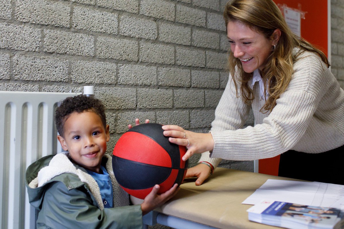 EvaOosters's tweet photo. Nog meer blije gezichten dit weekend!  🏀 We deelden vrijdag 900 (!) basketballen uit in Utrecht, een cadeau ter ere van de 900e verjaardag van onze stad. Natuurlijk heel erg goed voor de gezondheid om lekker te sporten en spelen, maar vooral héél erg leuk 

📷Jerry van der Weert https://t.co/E6wMHYFCn2