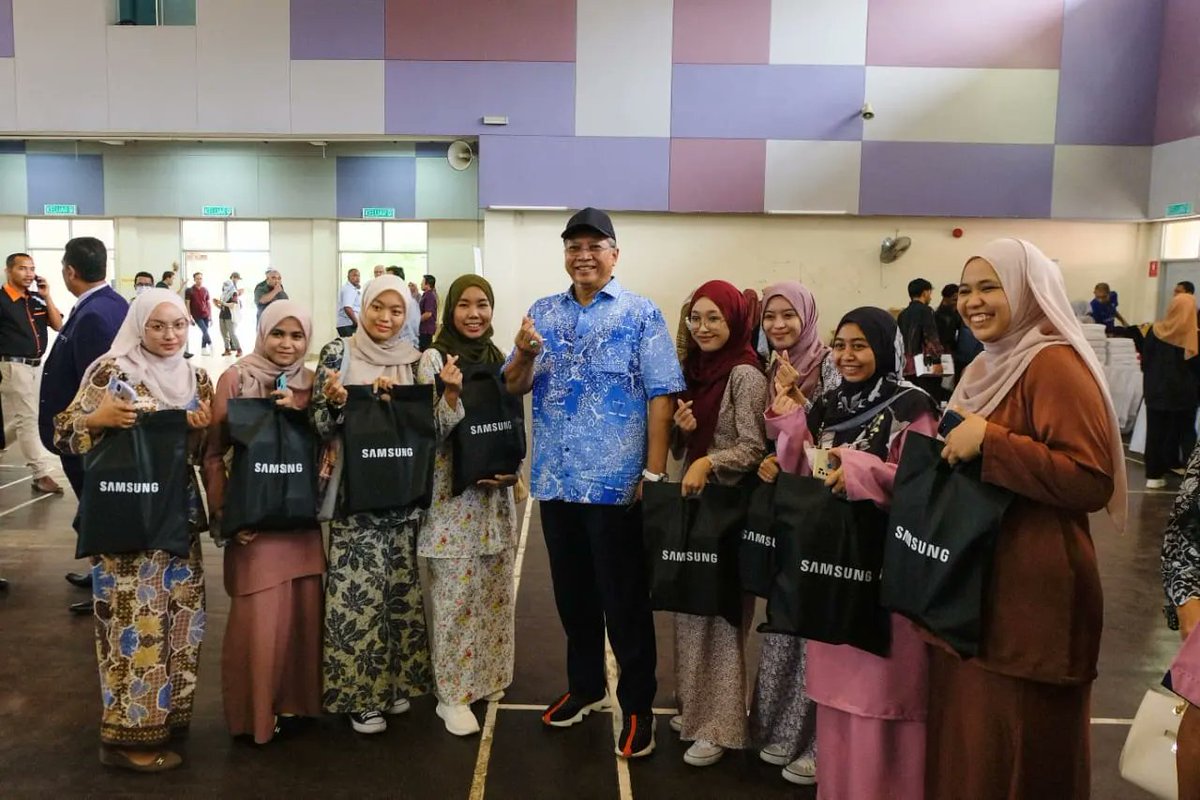 AnnuarMusa's tweet photo. Ambil peluang beramah mesra dengan anak muda, siswa siswi &amp; pelajar tingkatan enam Parlimen Ketereh sewaktu pengagihan PerantiSiswa.

K-KOMM sedang bertungkus lumus bagi memastikan pengagihan Fasa 1 selesai segera supaya apabila masuk bulan 10 pengagihan Fasa 2 boleh dimulakan. https://t.co/q1AGqgCs7s