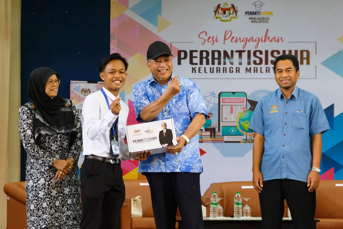 AnnuarMusa's tweet photo. Ambil peluang beramah mesra dengan anak muda, siswa siswi &amp; pelajar tingkatan enam Parlimen Ketereh sewaktu pengagihan PerantiSiswa.

K-KOMM sedang bertungkus lumus bagi memastikan pengagihan Fasa 1 selesai segera supaya apabila masuk bulan 10 pengagihan Fasa 2 boleh dimulakan. https://t.co/q1AGqgCs7s