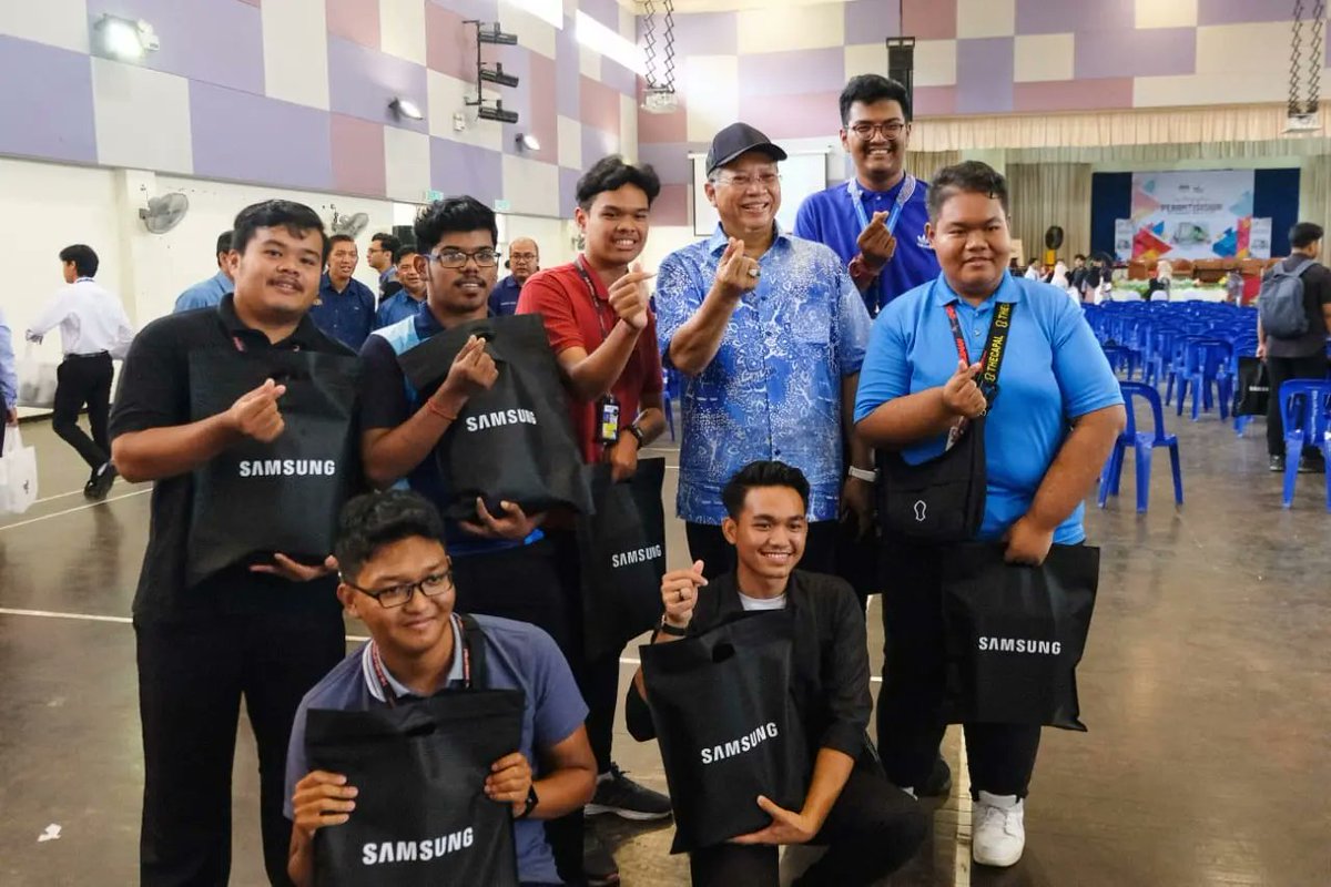 AnnuarMusa's tweet photo. Ambil peluang beramah mesra dengan anak muda, siswa siswi &amp; pelajar tingkatan enam Parlimen Ketereh sewaktu pengagihan PerantiSiswa.

K-KOMM sedang bertungkus lumus bagi memastikan pengagihan Fasa 1 selesai segera supaya apabila masuk bulan 10 pengagihan Fasa 2 boleh dimulakan. https://t.co/q1AGqgCs7s