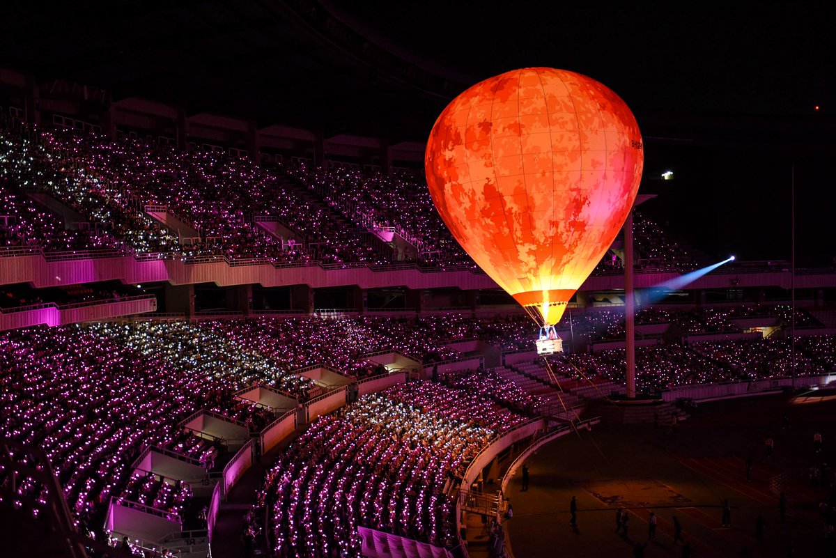 ilysmjkjesn's tweet photo. THIS IS IU'S CONCERT https://t.co/SaIFrV2Sic