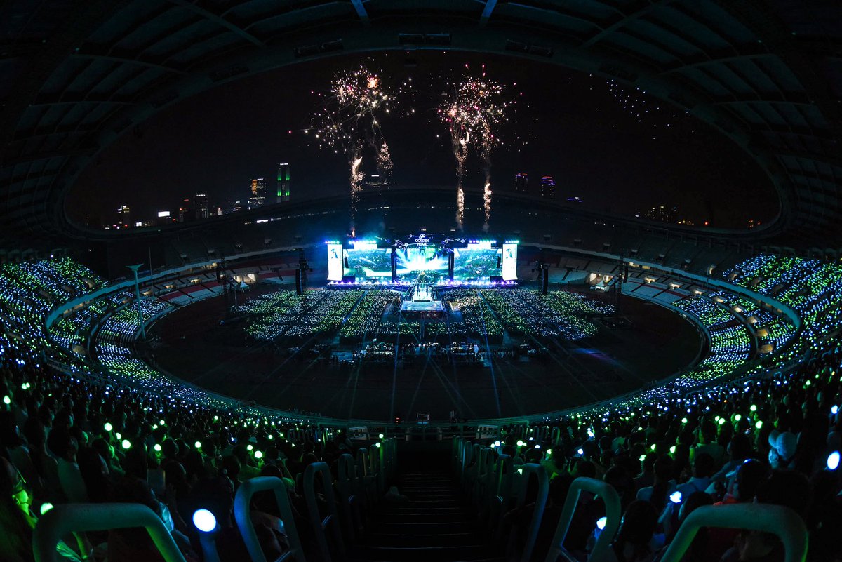 ilysmjkjesn's tweet photo. THIS IS IU'S CONCERT https://t.co/SaIFrV2Sic