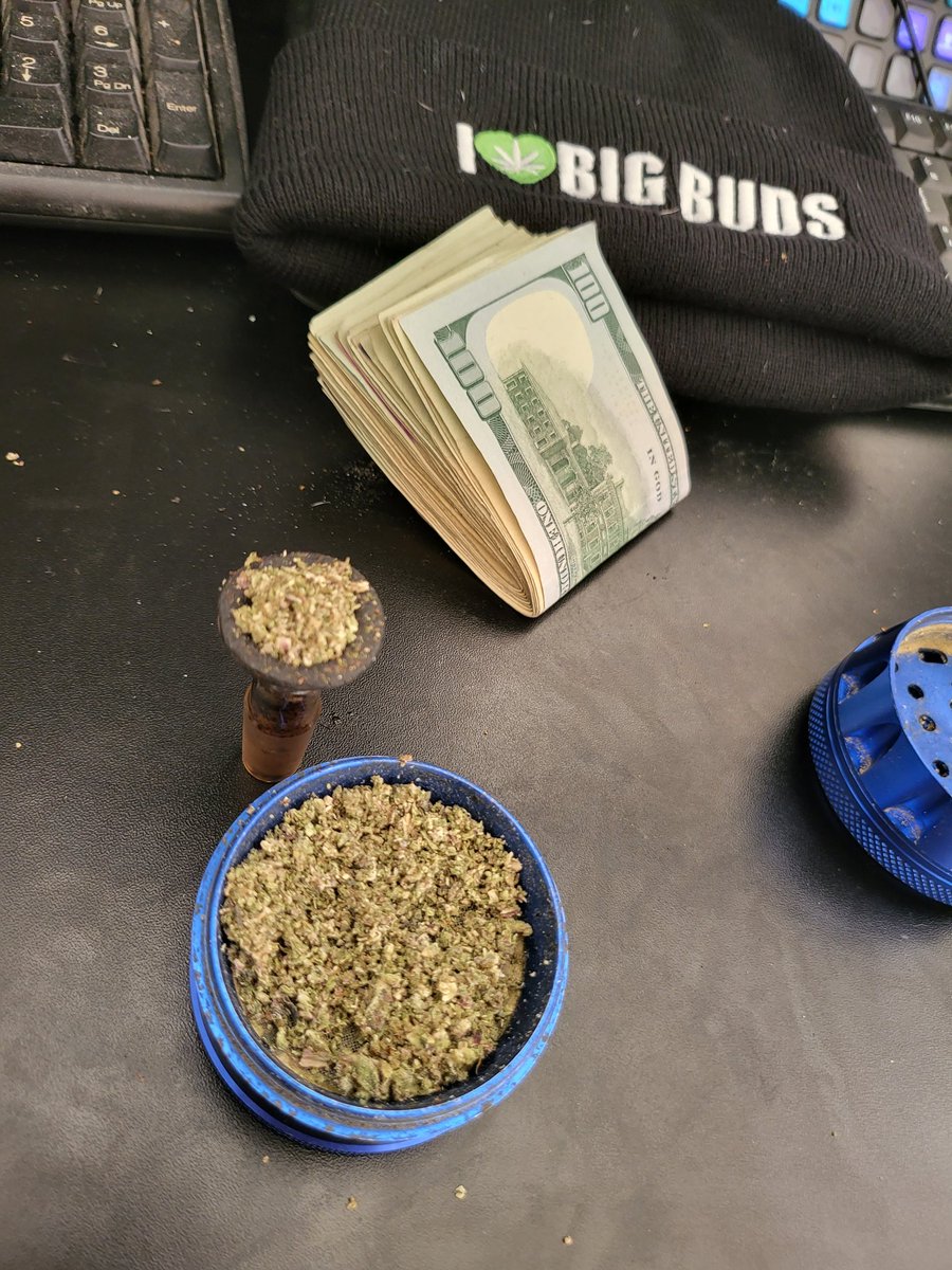 DaTxSiKxIrisHH's tweet photo. SUNDAY FUNDAY LETS GOOOO
SMOKE SOMETHING
#themonarcy
#paperplanegang https://t.co/WOnxioopZt