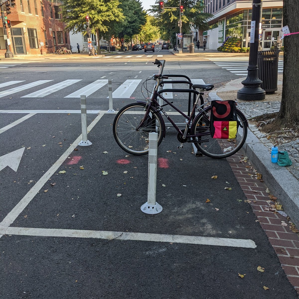MarkSussman_'s tweet photo. New(ish) corral on 6th and H NE
Much needed biking parking on the south side of H and keeps cars from blocking line of sight/crosswalk at the intersection. Thanks @DDOTDC! https://t.co/KADeO893PY