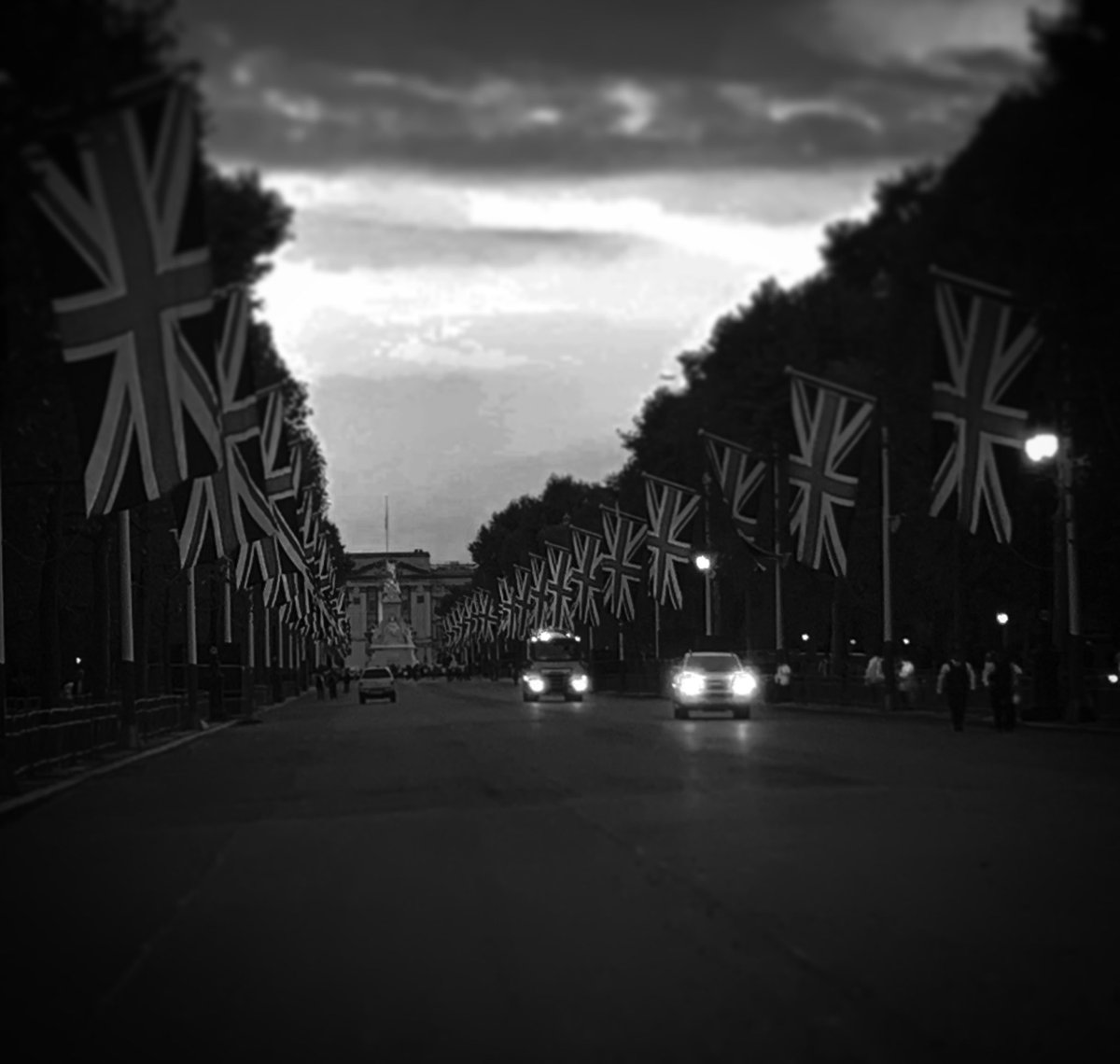 sixamisJP's tweet photo. After the darkness, there’s light …
#londonlife #blackandwhitephotography #newday https://t.co/UDxvi3D1xy