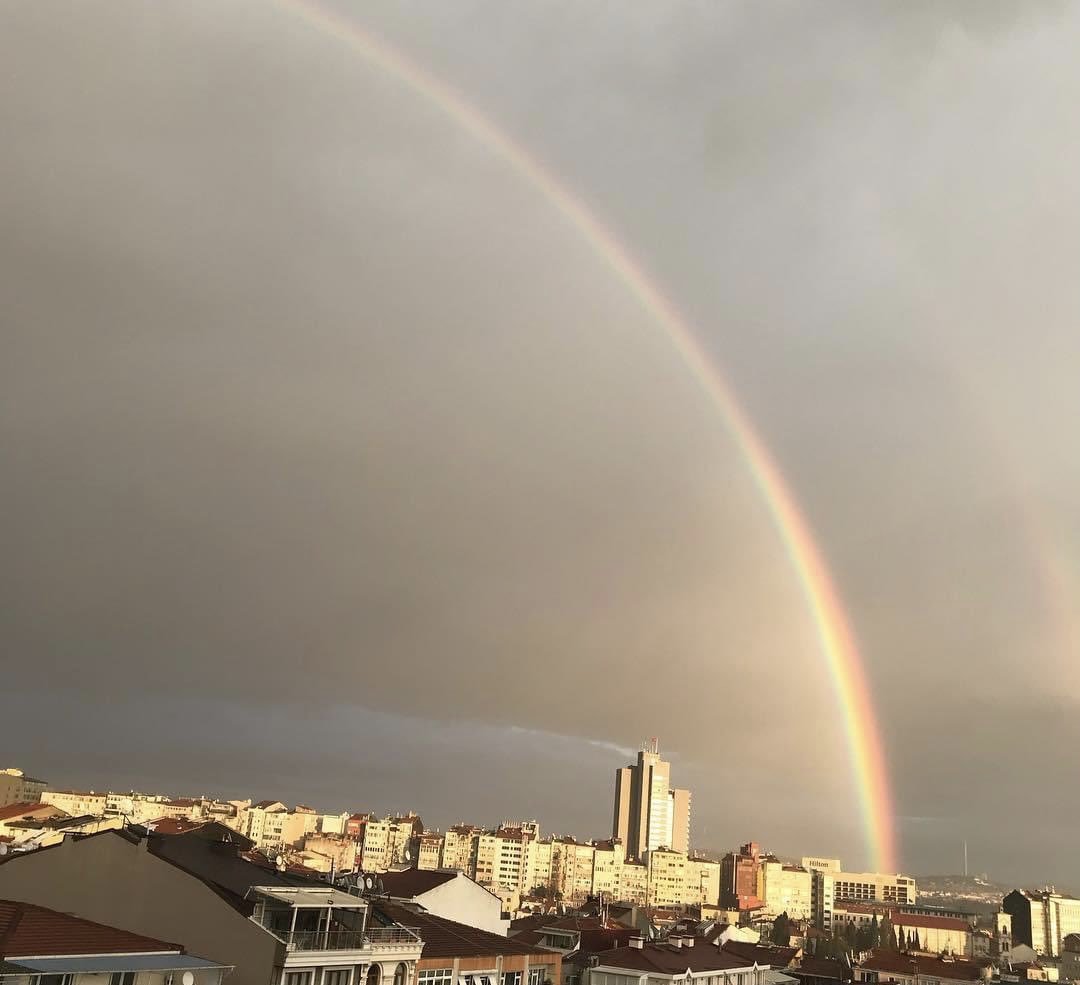 İstanbul'daki LGBTİ karşıtı eylem sürerken yağmur yağdı ve gökkuşağı açtı.