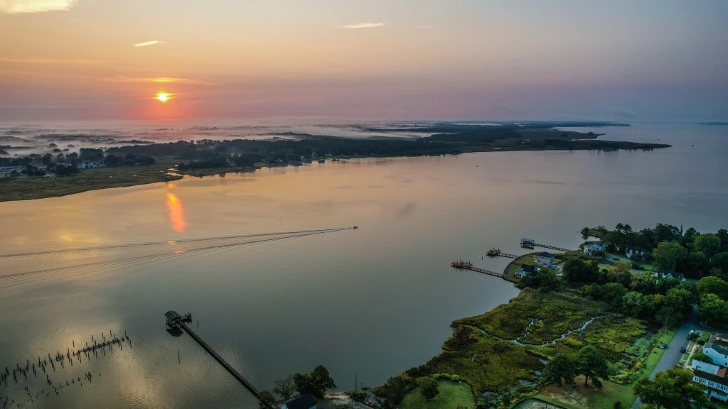 visitwpkw's tweet photo. 🌅 “Sunday Sunrise” over West Point by Earl Heidelberg
https://t.co/9b0Hp77s0N
#visitwestpointkingwilliam #WPKW #westpointva #kingwilliamva #kingandqueenva #mattaponiriver #yorkriver #saltlife #river #virginia #loveva #sunrise #welovewestpointva #fallinva #autumnsunrise #travel https://t.co/yqedr7LWvf