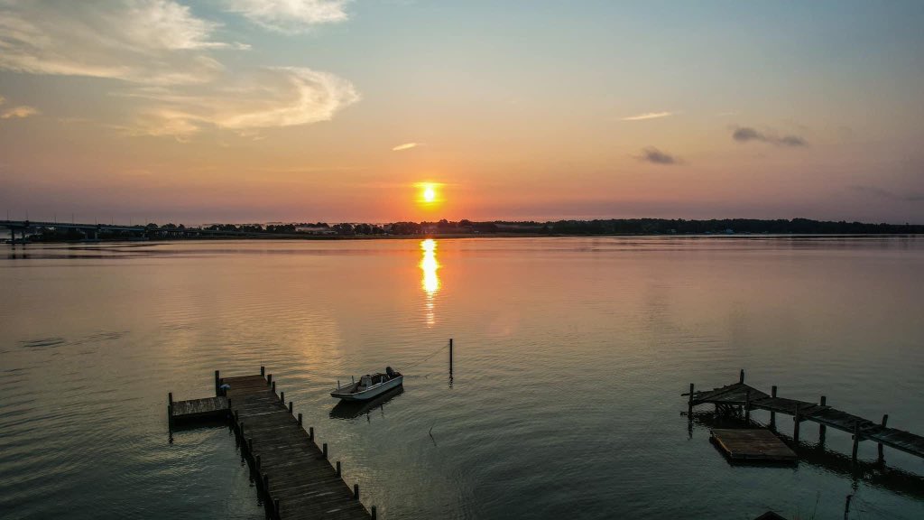 visitwpkw's tweet photo. 🌅 “Sunday Sunrise” over West Point by Earl Heidelberg
https://t.co/9b0Hp77s0N
#visitwestpointkingwilliam #WPKW #westpointva #kingwilliamva #kingandqueenva #mattaponiriver #yorkriver #saltlife #river #virginia #loveva #sunrise #welovewestpointva #fallinva #autumnsunrise #travel https://t.co/yqedr7LWvf