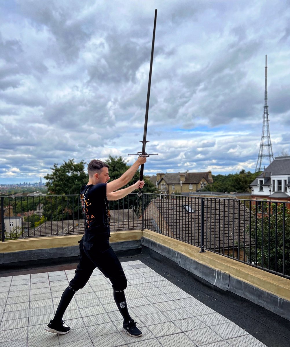 LondonLongsword's tweet photo. To imbue a weapon of this size with such elegance, to make the movement a dance with the blade. 
It just takes practice 😊Excellent work with Sèbastien.
https://t.co/sH459sDx8B
 #montante #spadone #greatsword #lotr #ringsofpower #houseofthedragon https://t.co/dLg5hCH4DA