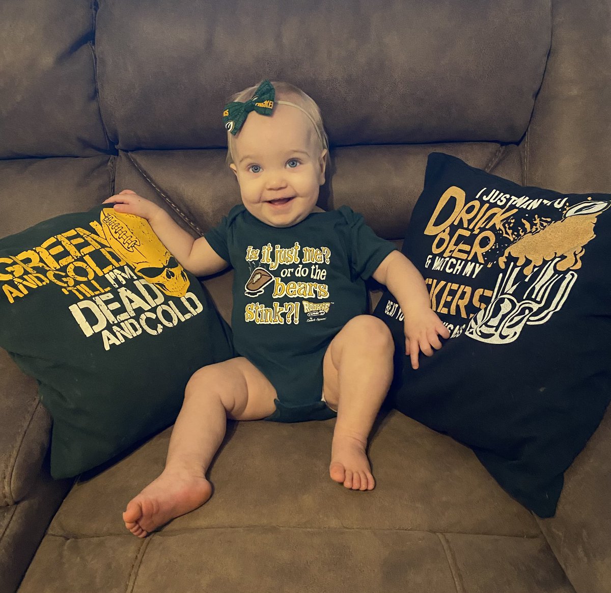 JoanneHock's tweet photo. Game day ready! @packers #dabearsstillsuck #ESPN  #NFL #GreenBayPackers ��💛 @SNFonNBC https://t.co/oEq00bHceh