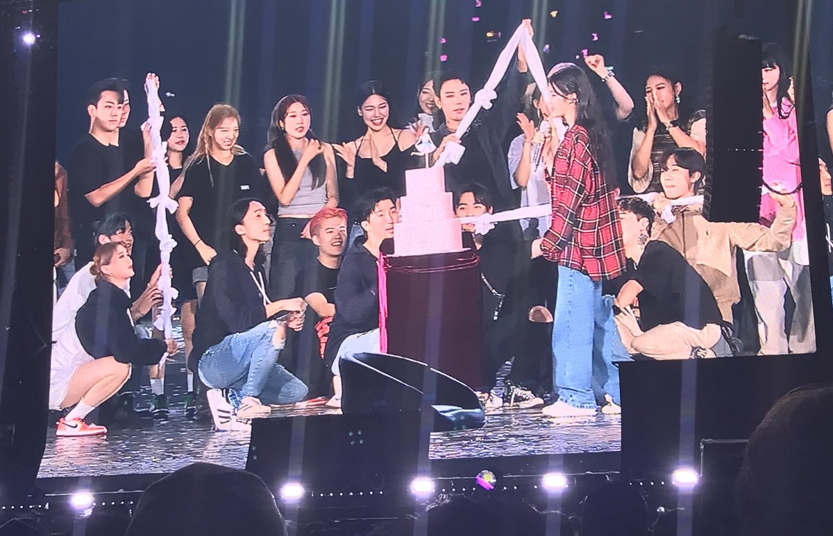 serenefiIms's tweet photo. iu team the best 😭😭😭😭 https://t.co/gbN6A2Wi59