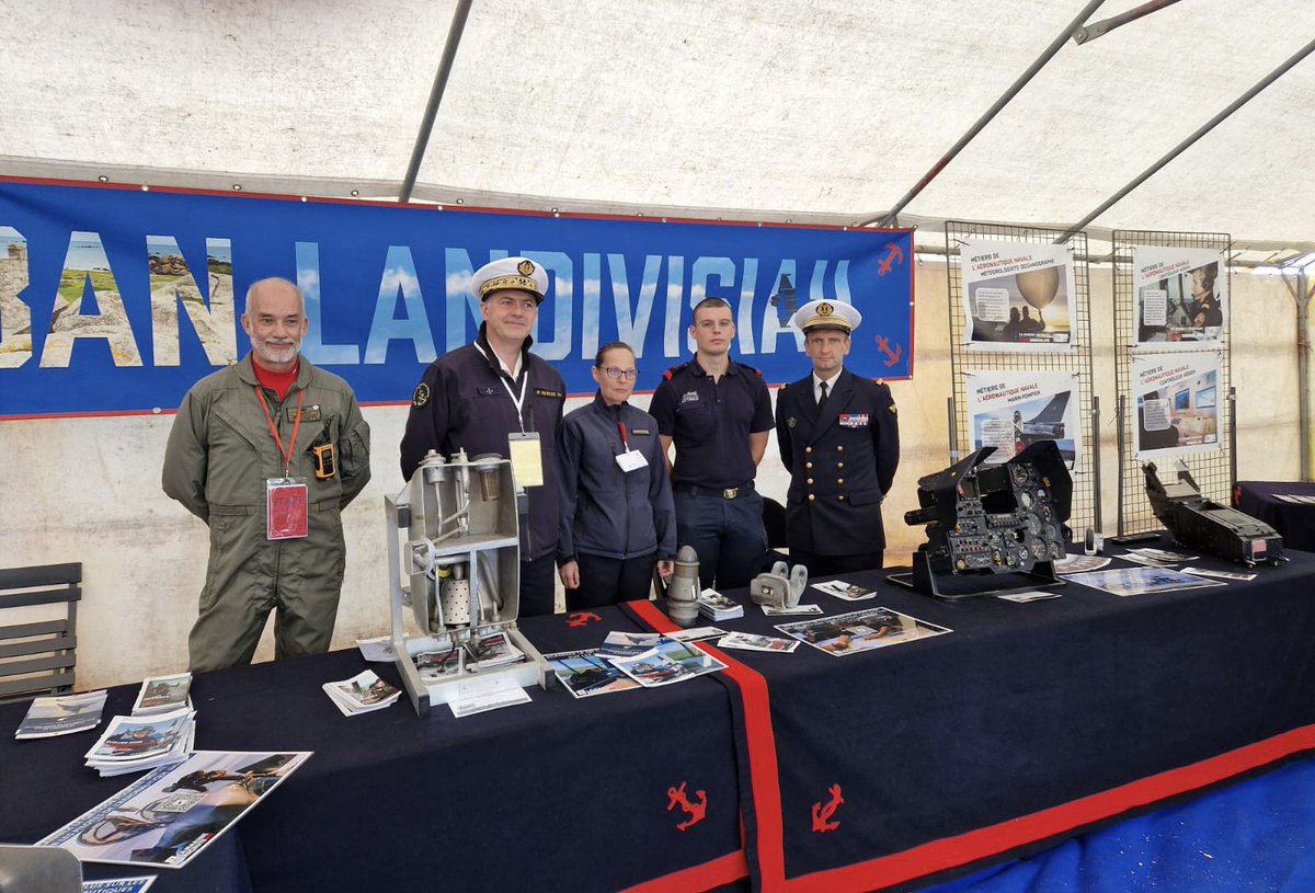 CEMM_FR's tweet photo. Au meeting aérien de #Morlaix, nos marins du ciel sont allés tout le week-end à la rencontre des passionnés d’aéronautique pour leur raconter leurs missions et faire la démonstration de leurs moyens. Deux journées exceptionnelles pour embarquer les talents de demain. https://t.co/ZlPybzRgPL
