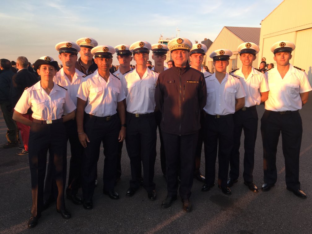 CEMM_FR's tweet photo. Au meeting aérien de #Morlaix, nos marins du ciel sont allés tout le week-end à la rencontre des passionnés d’aéronautique pour leur raconter leurs missions et faire la démonstration de leurs moyens. Deux journées exceptionnelles pour embarquer les talents de demain. https://t.co/ZlPybzRgPL