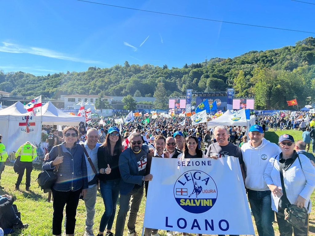 sarafoscolo's tweet photo. E a chi gufa, a chi ci insulta, a chi denigra, a chi diceva che saremmo stati 4 gatti… noi rispondiamo da questo splendido pratone di #pontida2022 con migliaia di sorrisi!!!!

Io ci #credo
#25settembrevotoLega #Pontida22 https://t.co/PH3Vo0iz9s