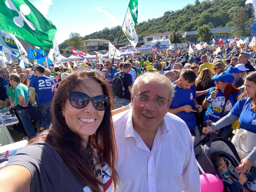 sarafoscolo's tweet photo. E a chi gufa, a chi ci insulta, a chi denigra, a chi diceva che saremmo stati 4 gatti… noi rispondiamo da questo splendido pratone di #pontida2022 con migliaia di sorrisi!!!!

Io ci #credo
#25settembrevotoLega #Pontida22 https://t.co/PH3Vo0iz9s