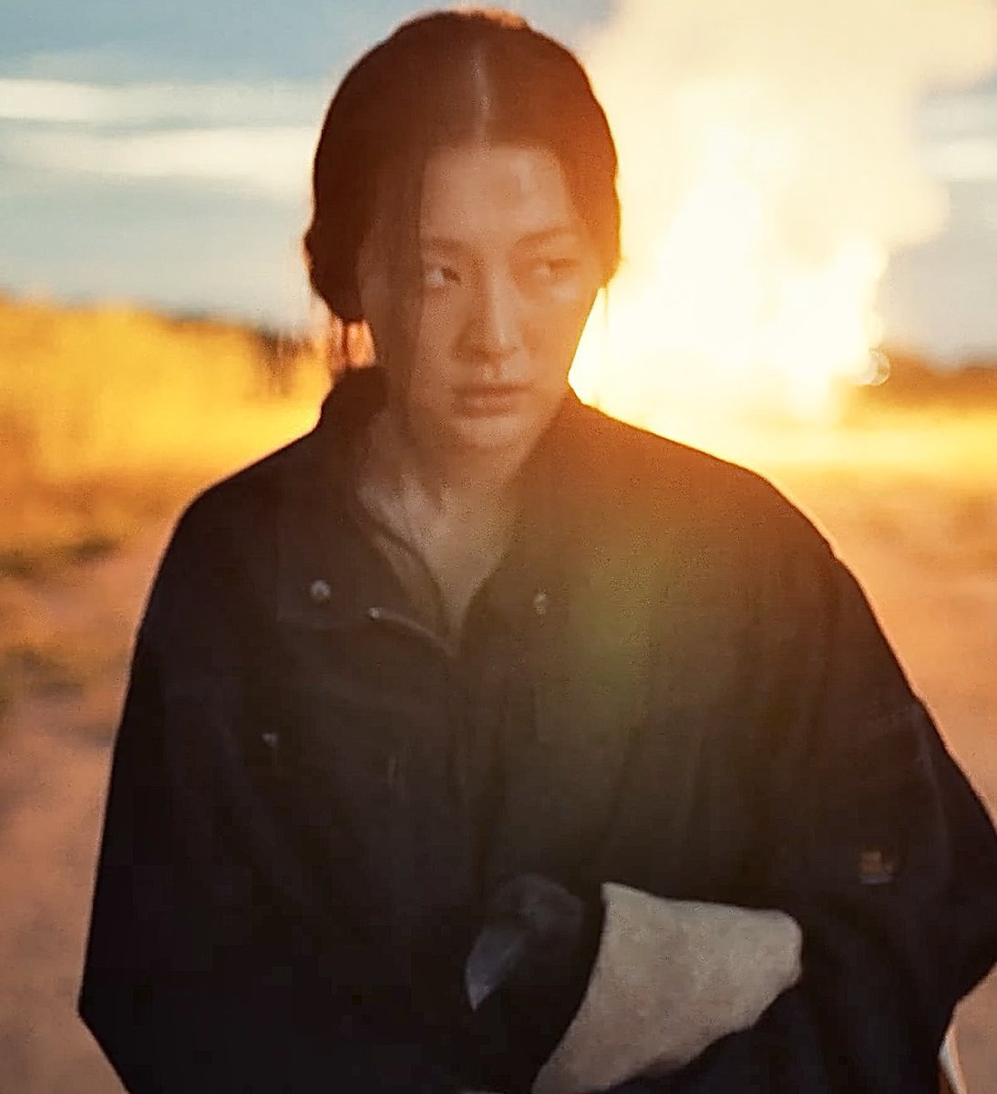 SEULGI_TH's tweet photo. พอปรับแสงแล้วสิ่งที่ซึลกิถือ คืออีกาจริงๆด้วยค่ะ รูปนี้ชัดเจนสุดๆ ใน Feel My Rhythm ซึลกิก็เป็นอีกา หรือว่าอาจจะเกี่ยวข้อ��กันจริงๆ?😱 https://t.co/eFOw2nb9Xb