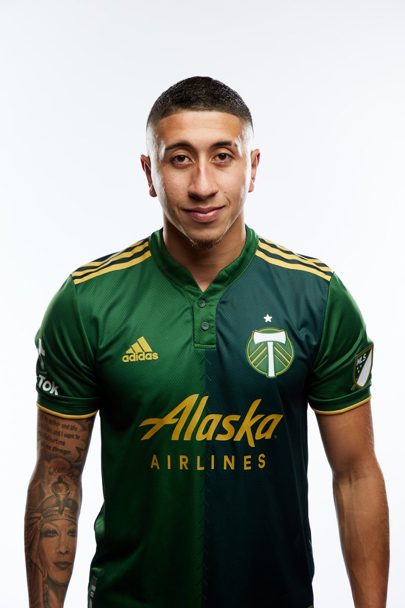 🟢 Love the Green &amp; Gold 🟡

RT this tweet for a chance to win 10,000 miles courtesy of <a href="/AlaskaAir/">Alaska Airlines</a>.

NoPurNec. 18+. Portland, OR only. Ends 9/21/22. Rules: bit.ly/3RxtILU