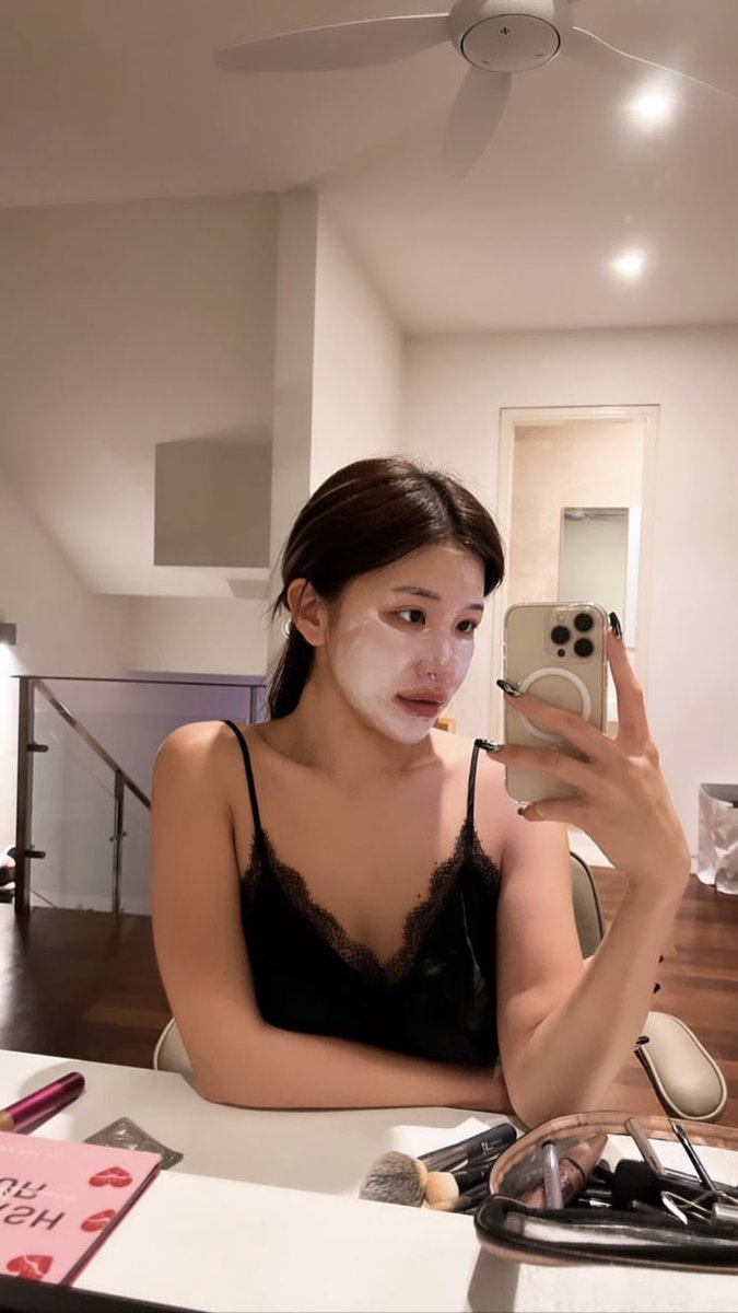 Selamat malam. Jangan lupa pake skincare sebelum tidur!🤍