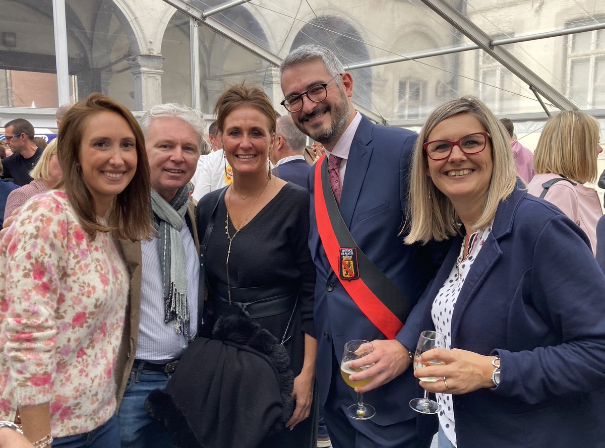 defi_wallonie's tweet photo. En direct des cérémonies régionales et provinciales à l’occasion des Fêtes de Wallonie… 
Quelle joie de retrouver l’ambiance des #wallos après 2 ans d’absence ! 
Bonnes fêtes à tous ! https://t.co/5zG6GxhmoZ
