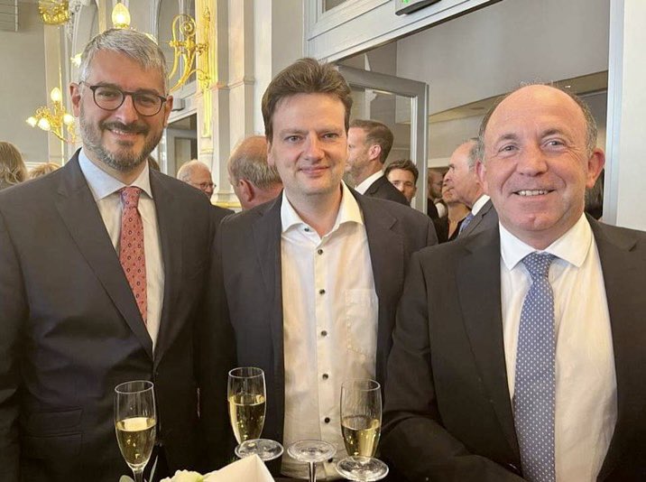 defi_wallonie's tweet photo. En direct des cérémonies régionales et provinciales à l’occasion des Fêtes de Wallonie… 
Quelle joie de retrouver l’ambiance des #wallos après 2 ans d’absence ! 
Bonnes fêtes à tous ! https://t.co/5zG6GxhmoZ