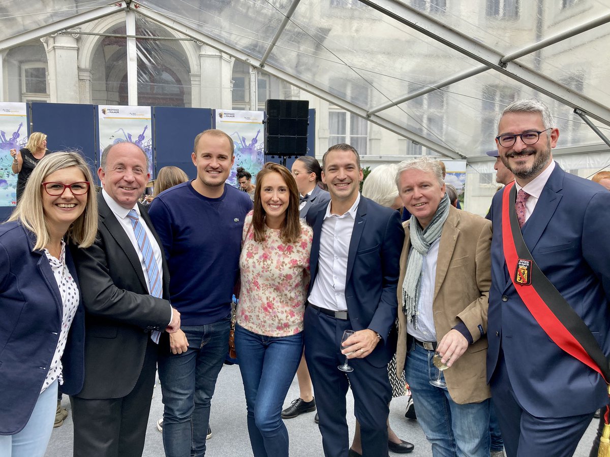 defi_wallonie's tweet photo. En direct des cérémonies régionales et provinciales à l’occasion des Fêtes de Wallonie… 
Quelle joie de retrouver l’ambiance des #wallos après 2 ans d’absence ! 
Bonnes fêtes à tous ! https://t.co/5zG6GxhmoZ