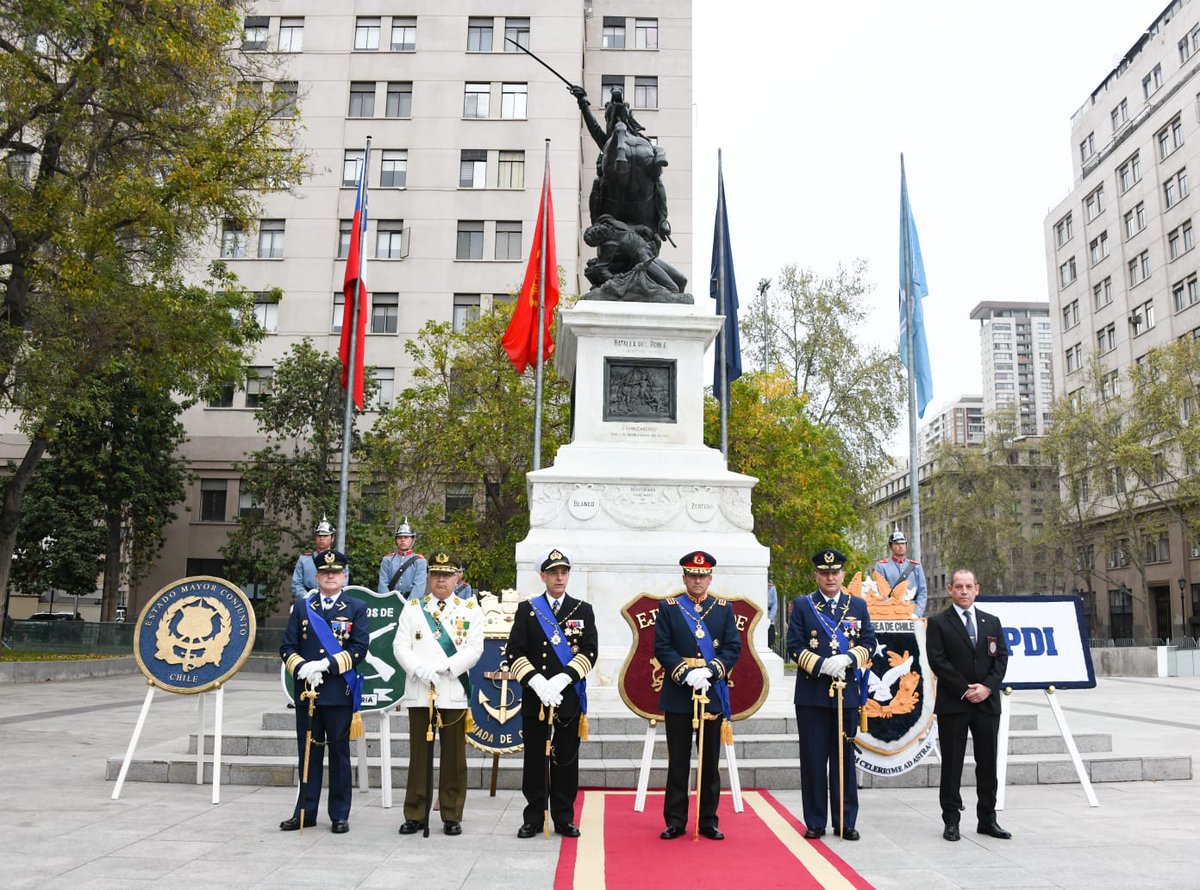 Carabdechile's tweet photo. Como parte de las actividades de las #GloriasDelEjercito, General Director Ricardo Yáñez, participa de un homenaje y colocación de ofrenda floral en el Monumento Ecuestre del General Bernardo O’Higgins Riquelme.
#CarabinerosDeTodos https://t.co/tVrzvsW3Za