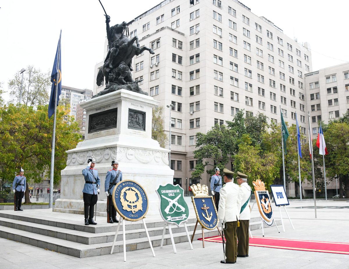 Carabdechile's tweet photo. Como parte de las actividades de las #GloriasDelEjercito, General Director Ricardo Yáñez, participa de un homenaje y colocación de ofrenda floral en el Monumento Ecuestre del General Bernardo O’Higgins Riquelme.
#CarabinerosDeTodos https://t.co/tVrzvsW3Za