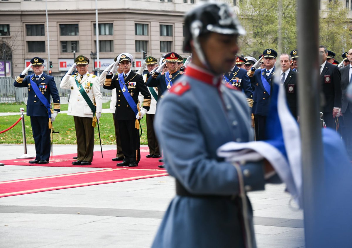 Carabdechile's tweet photo. Como parte de las actividades de las #GloriasDelEjercito, General Director Ricardo Yáñez, participa de un homenaje y colocación de ofrenda floral en el Monumento Ecuestre del General Bernardo O’Higgins Riquelme.
#CarabinerosDeTodos https://t.co/tVrzvsW3Za