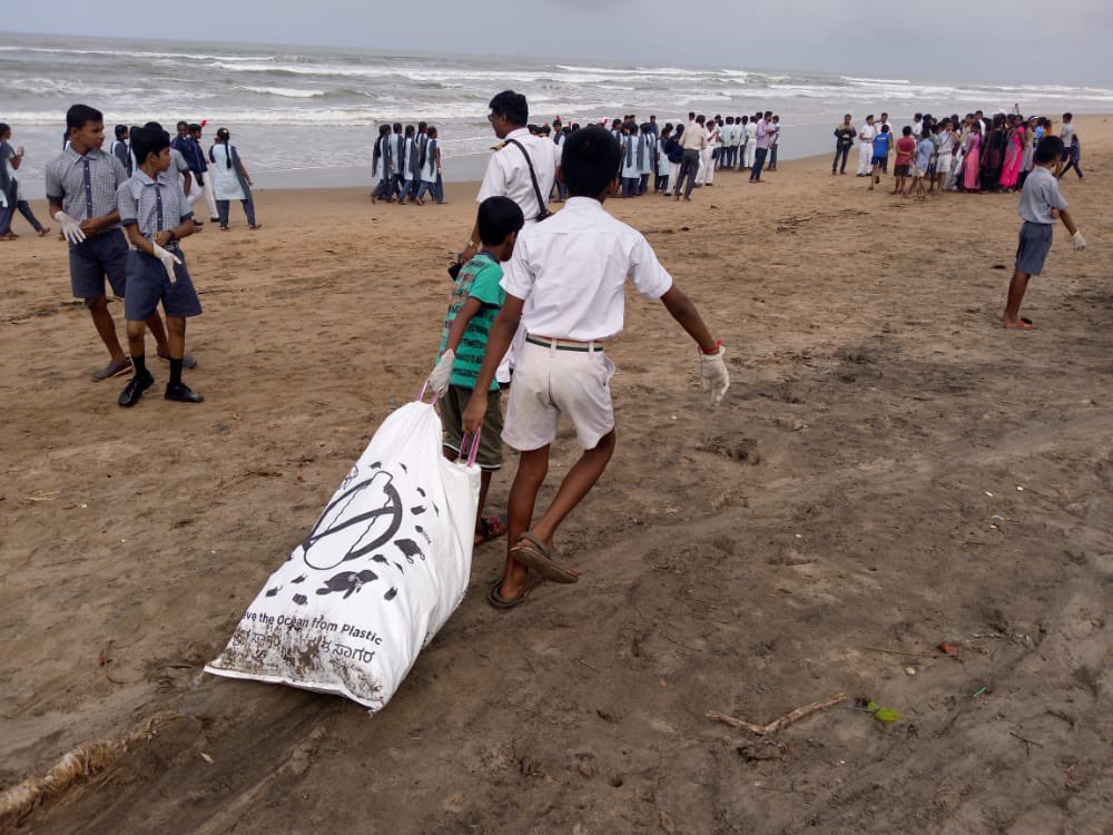 BaeruCoastClear's tweet photo. Children carrying the burden of the reckless behaviour of older generations 😒#swachsagarsurakshitsagar 
Time to grow up, pick up after ourselves, segregate at source and keep our beaches clean and safe.
#beachcleanup #environment #saveouroceans #cleanseas #oceanplastic https://t.co/JR1xIVLcdu