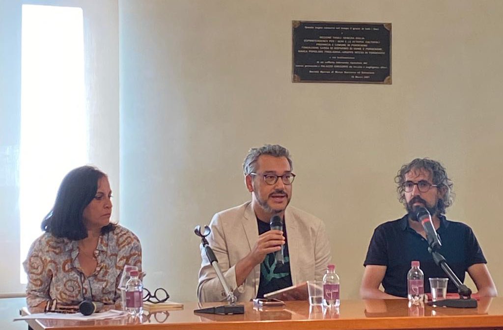 Continuano gli incontri dedicati alla #poesia a <a href="/pordenonelegge/">pordenonelegge.it</a> 

<a href="/massimogezzi/">Massimo Gezzi</a> legge #SempreMondo