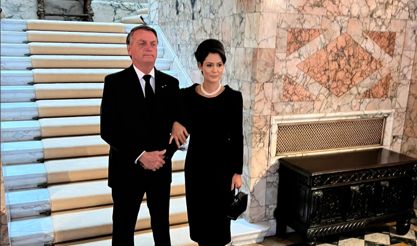 sensacionalista's tweet photo. Bolsonaro vai a Londres para o funeral de sua candidatura https://t.co/VSYkL7GK8M