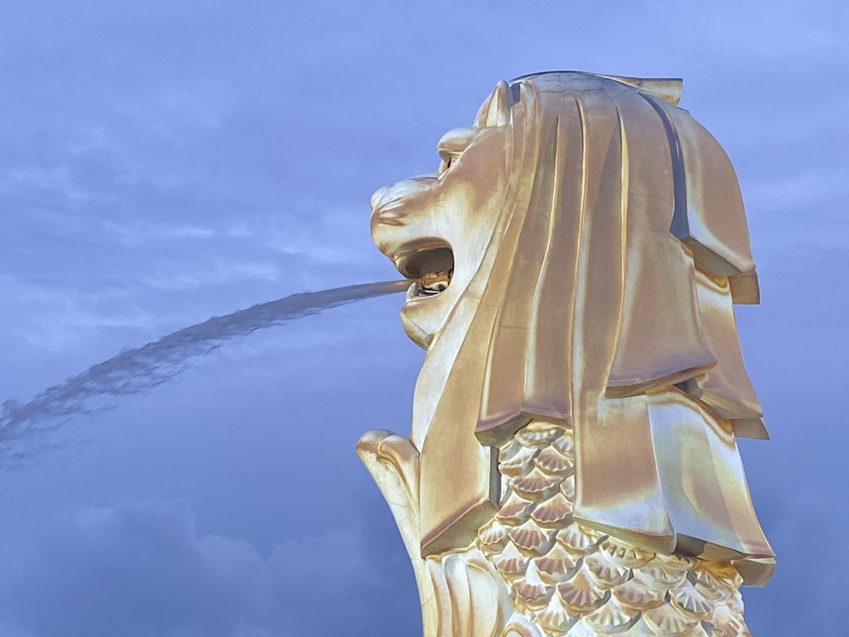 Ganeline2's tweet photo. Merlion 50th celebration🌟I saw the golden one for the first time. It was so cool and gorgeous! I paused to realize that Merlin is the big icon of Singapore☺️ https://t.co/qN8ZXMxzLd