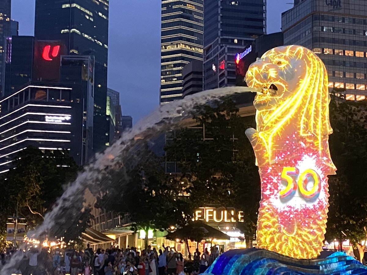 Ganeline2's tweet photo. Merlion 50th celebration🌟I saw the golden one for the first time. It was so cool and gorgeous! I paused to realize that Merlin is the big icon of Singapore☺️ https://t.co/qN8ZXMxzLd
