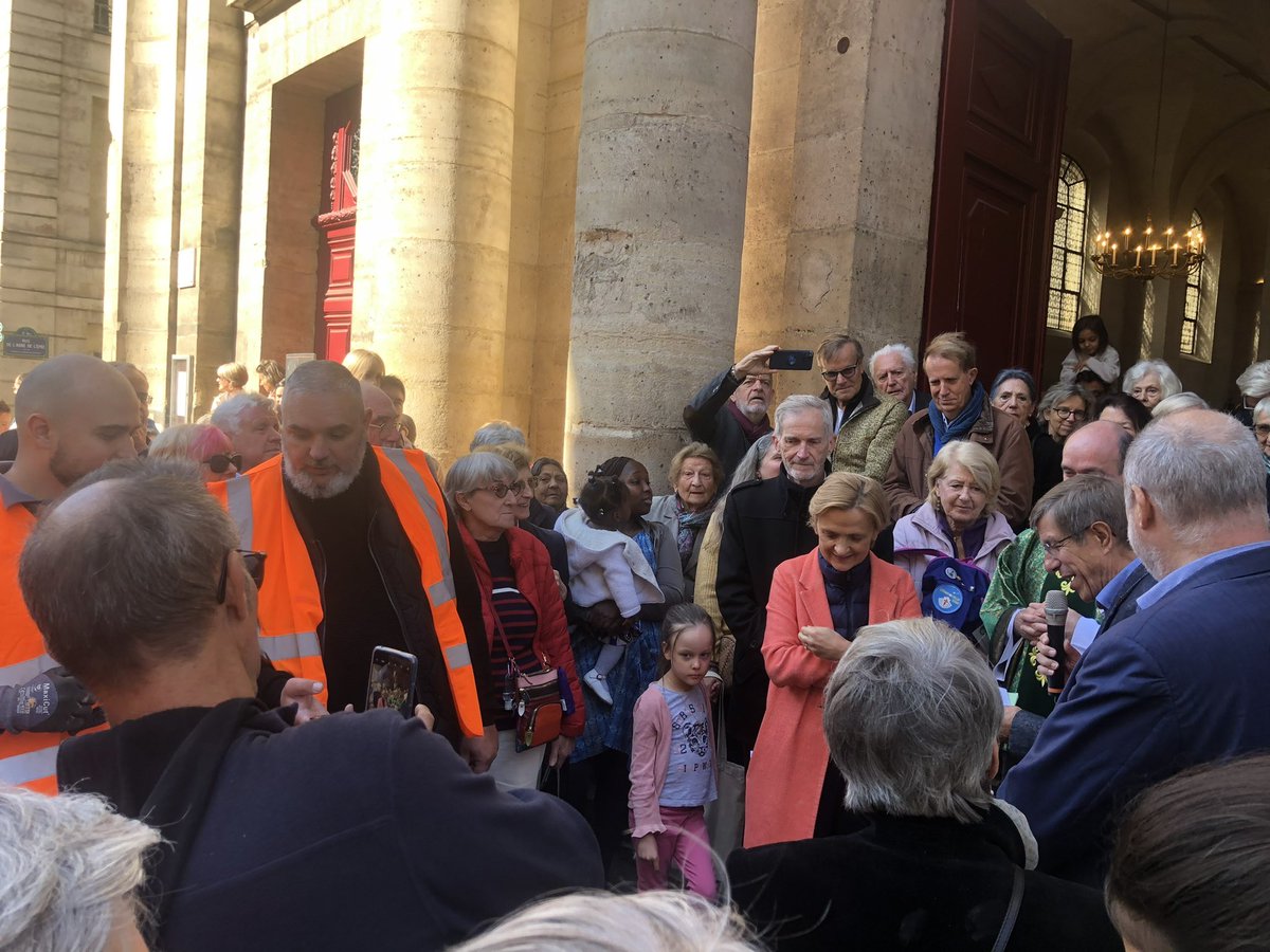 FBerthout's tweet photo. 🐚 Le 70e et dernier clou-coquille du chemin de Saint-Jacques-de-Compostelle dans le 5e a été posé ce mati avec l’association compostelle 2000 https://t.co/po8e6tWlXj