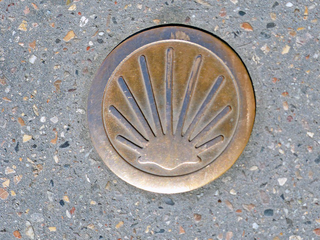 FBerthout's tweet photo. 🐚 Le 70e et dernier clou-coquille du chemin de Saint-Jacques-de-Compostelle dans le 5e a été posé ce mati avec l’association compostelle 2000 https://t.co/po8e6tWlXj