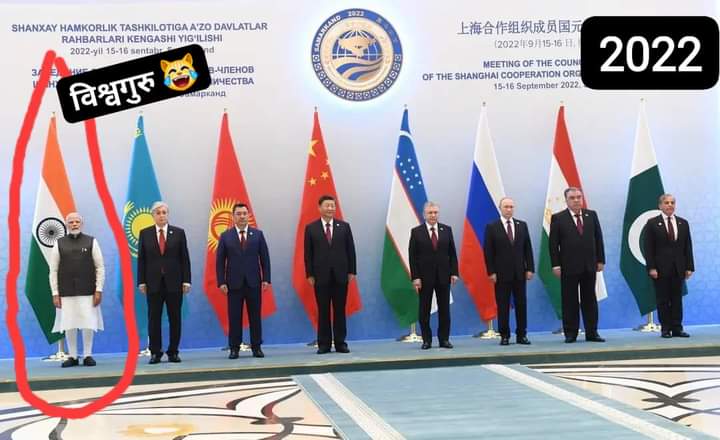 पिछले साल भी #विश्वगुरु को #साइड में खड़ा किया था इस साल भी..😹 
और यहां भारत में इनके #नेता बोल रहे थे कि पूरा विश्व #मोदीG चला रहे हैं...😂😂