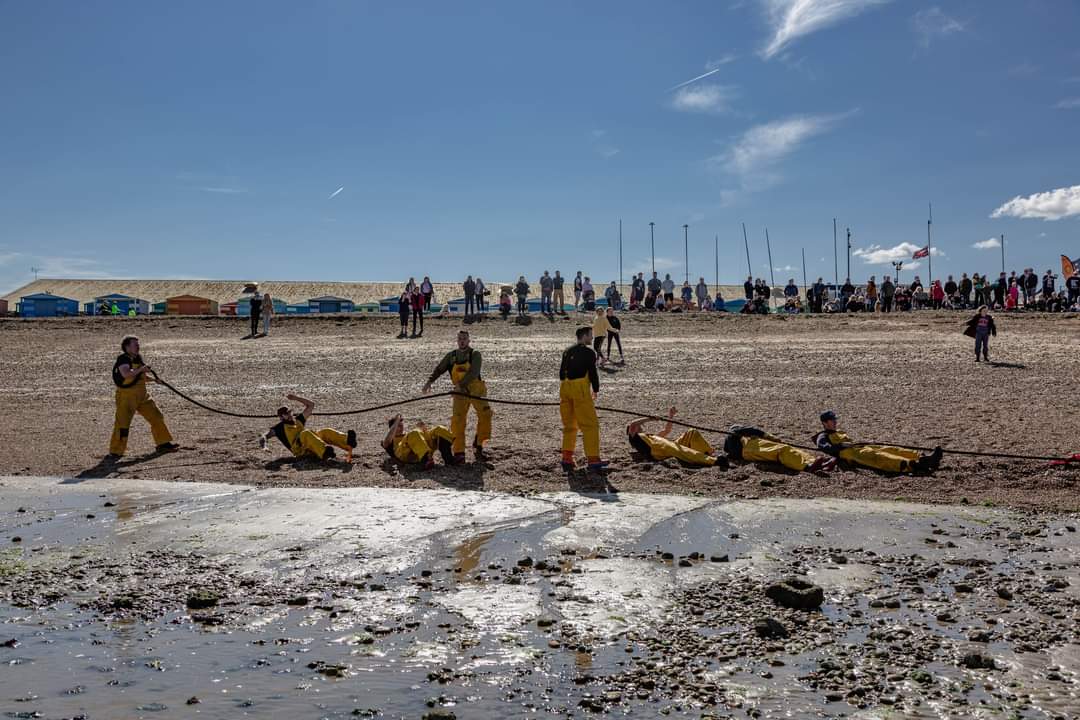 george_fisk's tweet photo. Mud tug #whitstable #greatbritishcoast #mudtug #2022 #wroysterfest https://t.co/sTDO8NPFMg