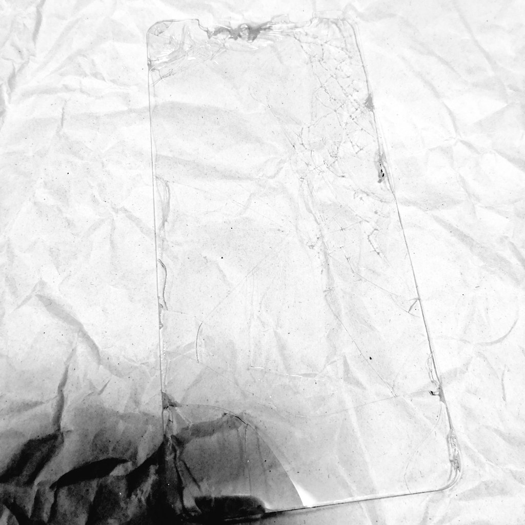 ymzakky's tweet image. そろそろ機種変を。と思ったけどもう少し使うことにして液晶フィルムを新調。約5年、フィルムは傷付いても本体は無傷。
#mate10pro
#huawei