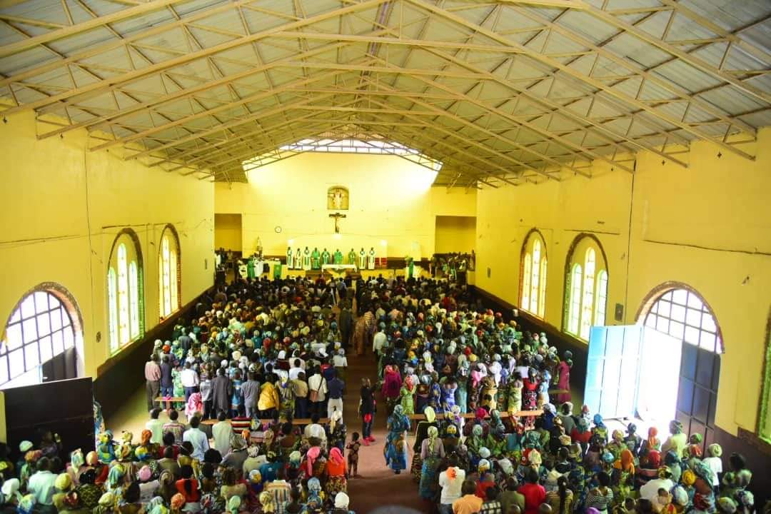 HamidaKamerhe's tweet photo. Ns avons participé à la messe ce matin à la paroisse St Joseph de Kabare...
 l'honorable @VitalKamerhe1, a prêché l'Amour, le Pardon et la Réconciliation, chose qu'il recommande aux différentes communautés qu'il visite depuis le début de sa tournée. https://t.co/vx8tJ5afGz