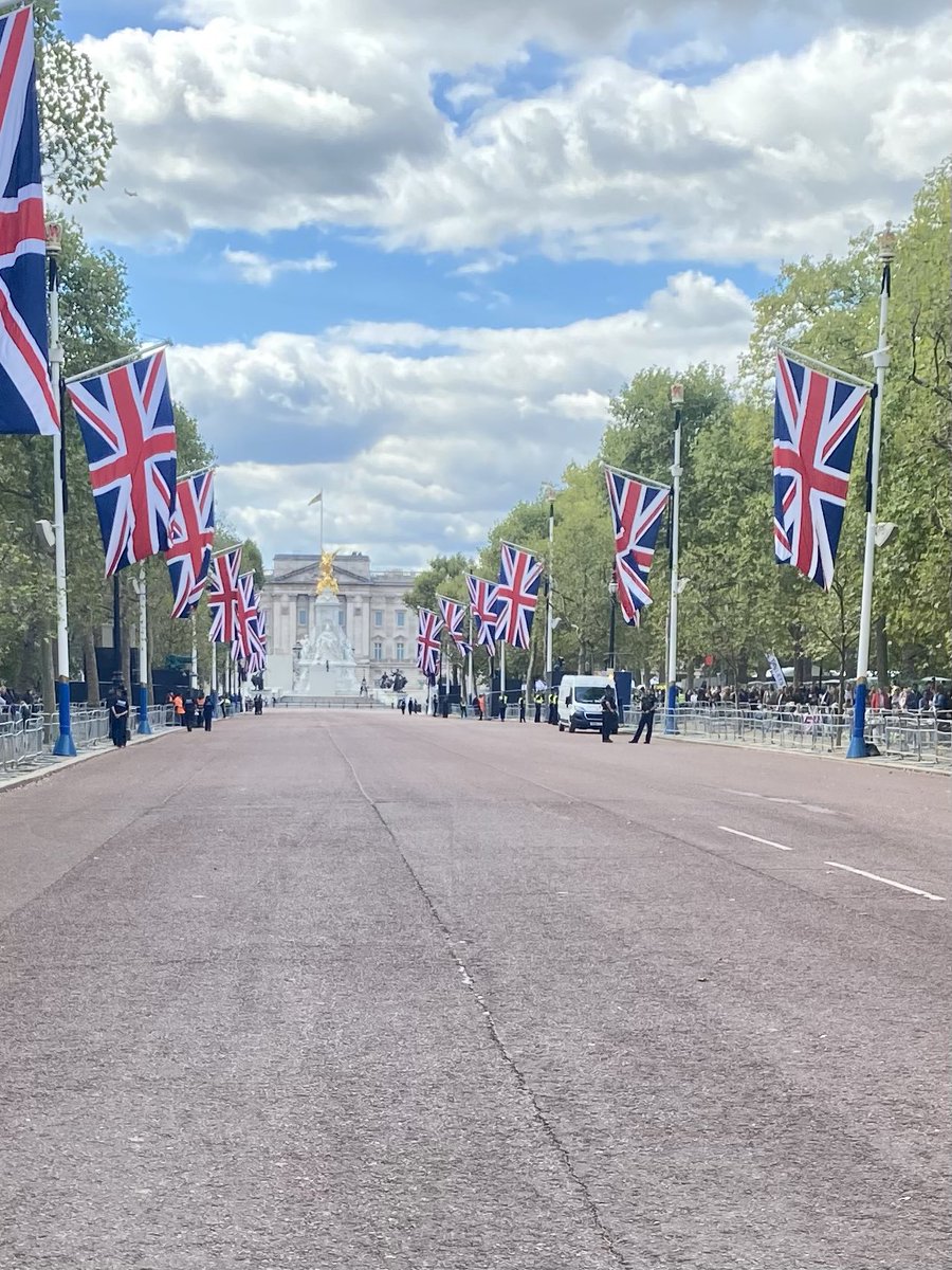 Paying my respects today #QueenElizabethII 🙏