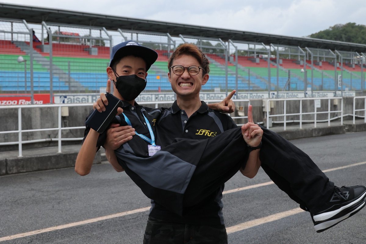 ken50_MCZ's tweet photo. 全日本岡山 決勝 1位

携わってくれた皆様に感謝。本当にありがとうございます。

せーのっ。勝ったぁぁぁぁぁぁ!!!!!!!

#JRR #ST600 #TEAMけんけん https://t.co/v4RY2BPgvq