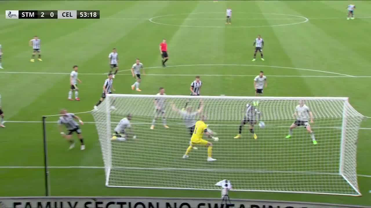 The scenes at St Mirren Park! 

Jonah Ayunga scored the second goal as St Mirren beat Scottish Premiership favorites Celtic 2-0, ending their winning streak. 😳”