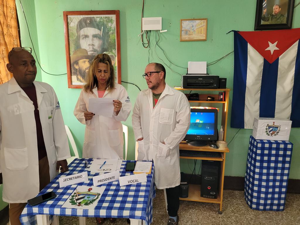 DrReynerio's tweet photo. Toma de posición mesa electoral 14 Bmc Ixcán https://t.co/3341XTbx45
