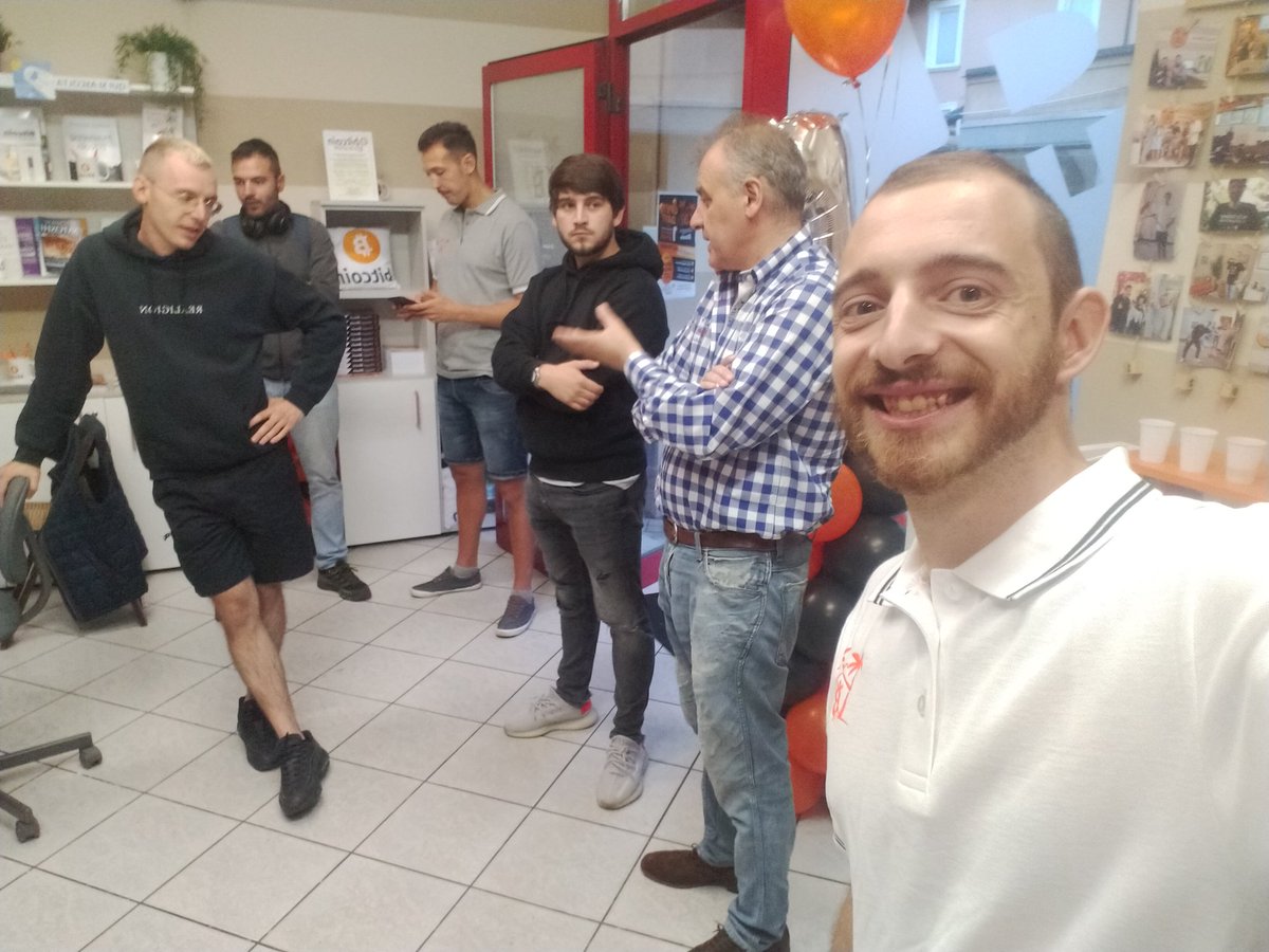 EmanueleMagrin4's tweet photo. Ieri abbiamo festeggiato il primo anno di attività di #VillaggioBitcoin @VillaggioBTC! È stato un evento con un'atmosfera unica! Unica come #Bitcoin 🟠 Una giornata all'insegna della condivisione e che ha coinvolto persone di tutte le età! @xgabrirossx @MateuszRiva @CNuovi https://t.co/jZvRJb3948
